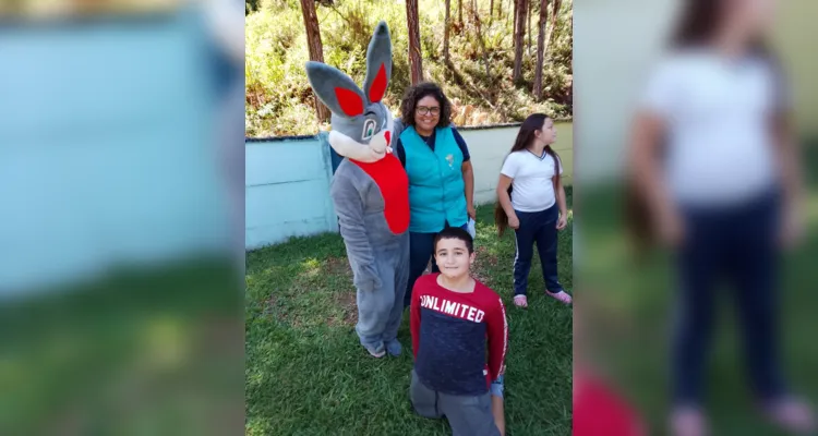 Visita do coelinho e exploração da estrutura da instituição de ensino trouxeram mais brilho.