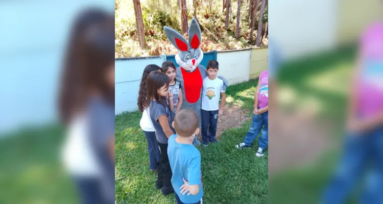 Visita do coelinho e exploração da estrutura da instituição de ensino trouxeram mais brilho.