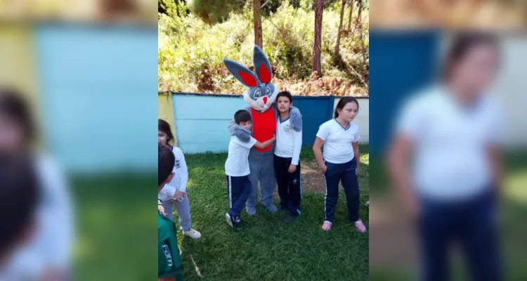 Visita do coelinho e exploração da estrutura da instituição de ensino trouxeram mais brilho.