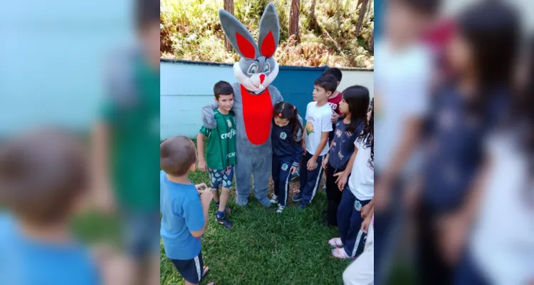 Visita do coelinho e exploração da estrutura da instituição de ensino trouxeram mais brilho.