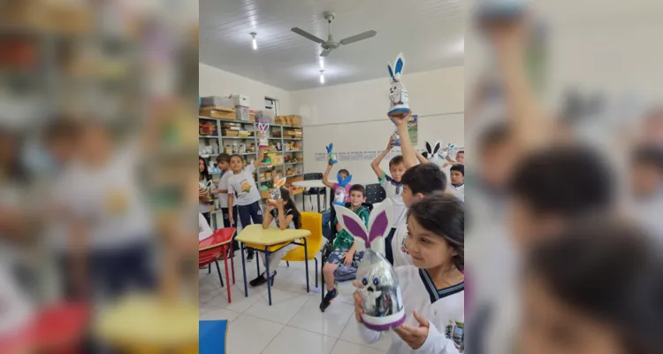 Visita do coelinho e exploração da estrutura da instituição de ensino trouxeram mais brilho.