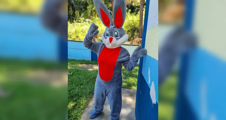 Visita do coelinho e exploração da estrutura da instituição de ensino trouxeram mais brilho.