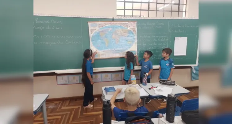 Os alunos também identificaram sua localização no mapa-múndi.