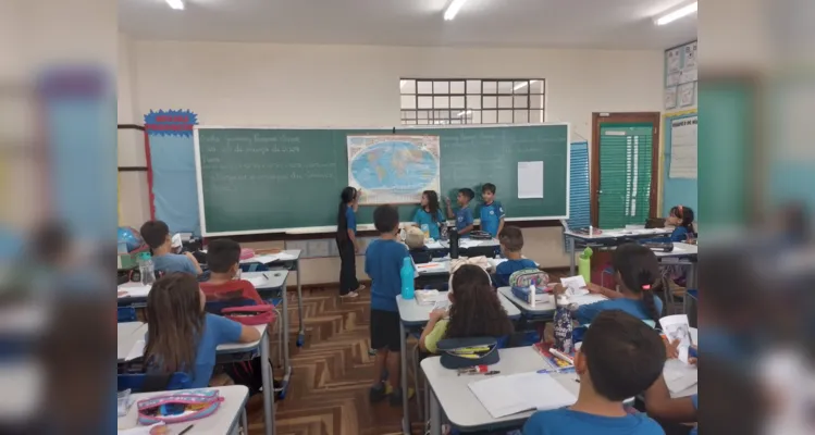 Os alunos também identificaram sua localização no mapa-múndi.