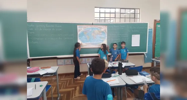 Os alunos também identificaram sua localização no mapa-múndi.