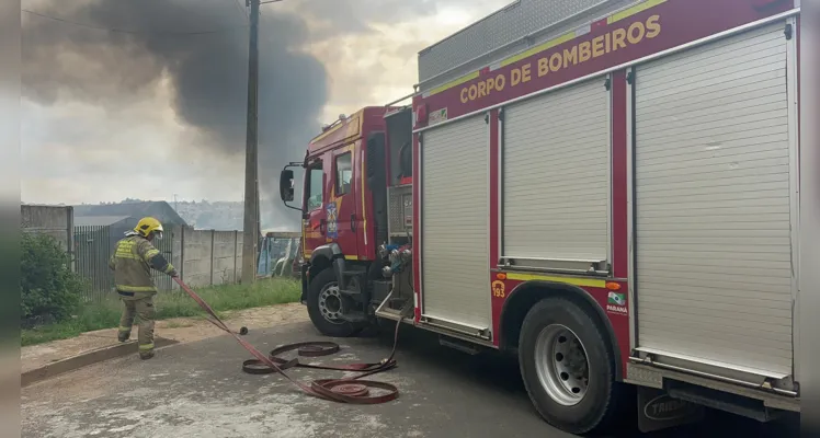 Duas equipes ABTR do Corpo de Bombeiros foram acionadas para controlar o fogo