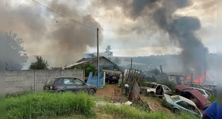 Duas equipes ABTR do Corpo de Bombeiros foram acionadas para controlar o fogo