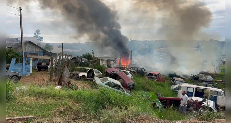 Duas equipes ABTR do Corpo de Bombeiros foram acionadas para controlar o fogo