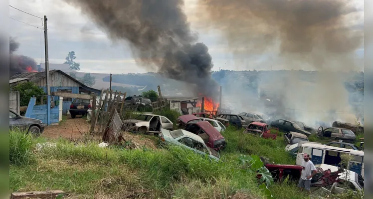 Duas equipes ABTR do Corpo de Bombeiros foram acionadas para controlar o fogo