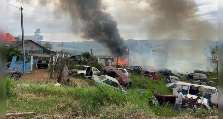 Duas equipes ABTR do Corpo de Bombeiros foram acionadas para controlar o fogo