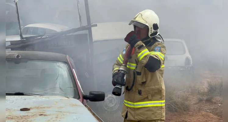 Duas equipes ABTR do Corpo de Bombeiros foram acionadas para controlar o fogo