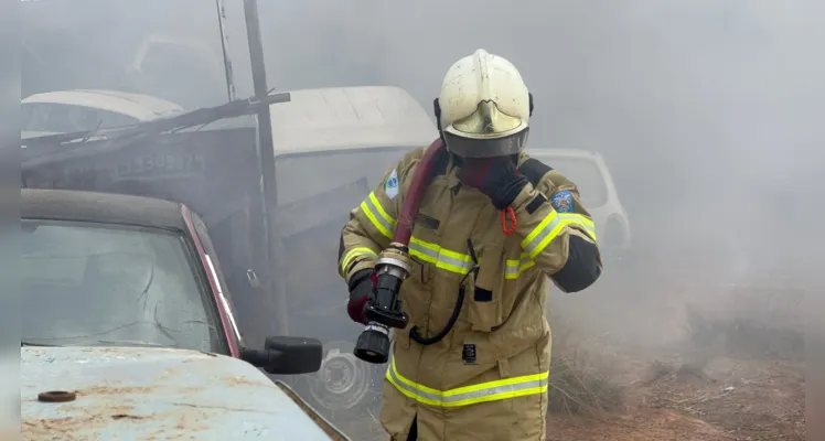 Duas equipes ABTR do Corpo de Bombeiros foram acionadas para controlar o fogo