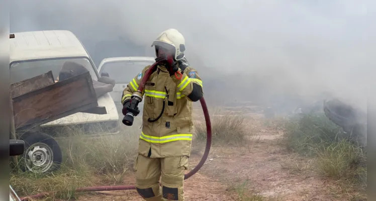 Duas equipes ABTR do Corpo de Bombeiros foram acionadas para controlar o fogo