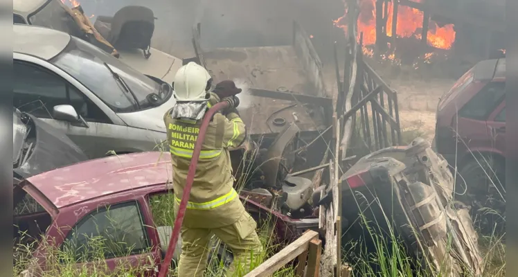 Duas equipes ABTR do Corpo de Bombeiros foram acionadas para controlar o fogo