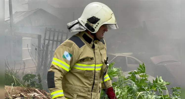 Duas equipes ABTR do Corpo de Bombeiros foram acionadas para controlar o fogo