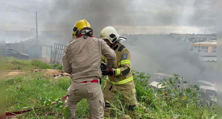 Duas equipes ABTR do Corpo de Bombeiros foram acionadas para controlar o fogo