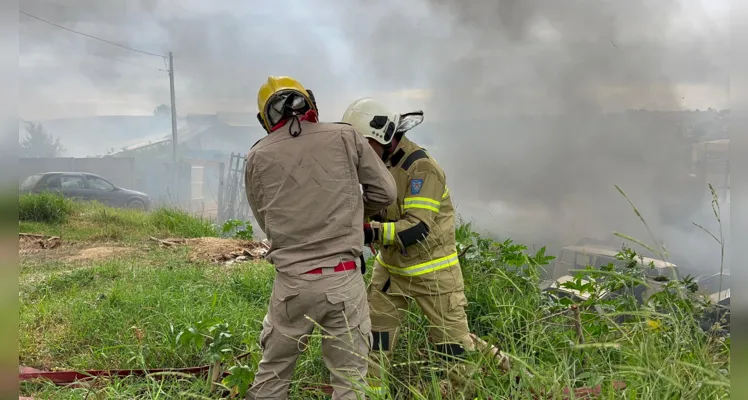 Duas equipes ABTR do Corpo de Bombeiros foram acionadas para controlar o fogo