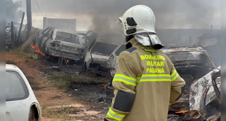 Duas equipes ABTR do Corpo de Bombeiros foram acionadas para controlar o fogo