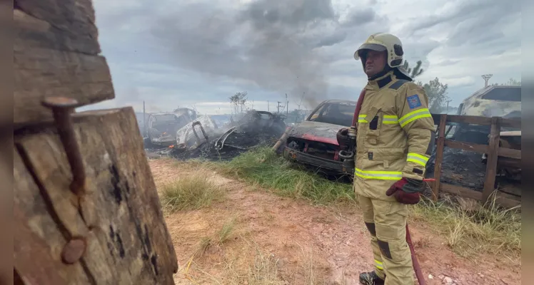 Duas equipes ABTR do Corpo de Bombeiros foram acionadas para controlar o fogo