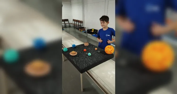 Após confeccionarem seus materiais, a turma organizou uma exposição das maquetes para a escola.