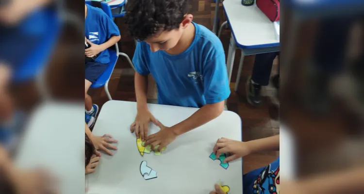 Por conviver com um colega portador do espectro, a turma já trabalha e dialoga com a temática há algum tempo, tornando as dinâmicas sobre o assunto algo leve e rotineiro entre os alunos.