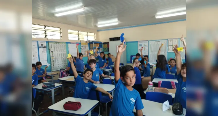 Por conviver com um colega portador do espectro, a turma já trabalha e dialoga com a temática há algum tempo, tornando as dinâmicas sobre o assunto algo leve e rotineiro entre os alunos.