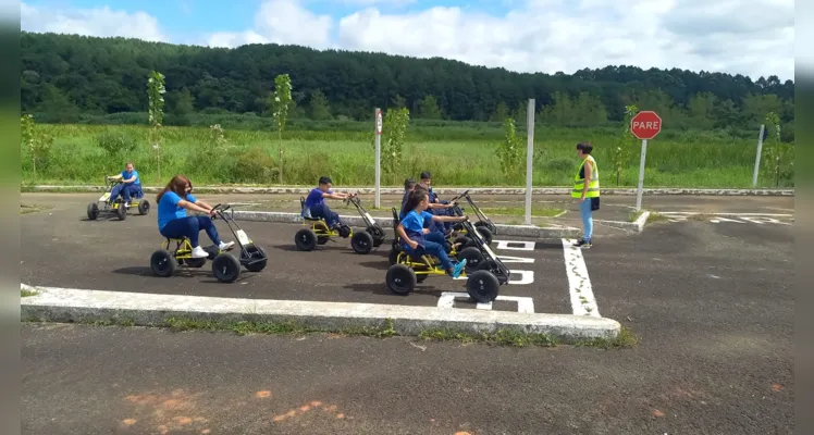 A visita até a Escola de Trânsito foi um dos destaques das ações realizadas pela turma, possibilitando uma série de atividades práticas aos educandos.