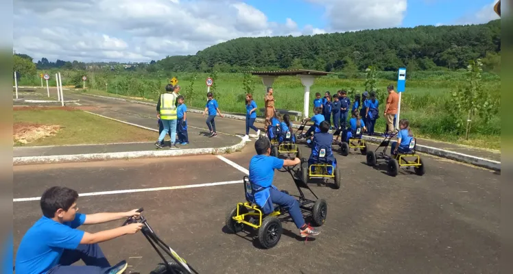 A visita até a Escola de Trânsito foi um dos destaques das ações realizadas pela turma, possibilitando uma série de atividades práticas aos educandos.