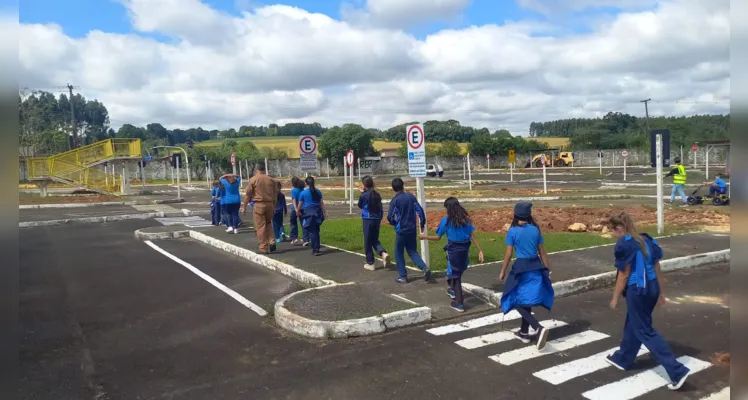 A visita até a Escola de Trânsito foi um dos destaques das ações realizadas pela turma, possibilitando uma série de atividades práticas aos educandos.