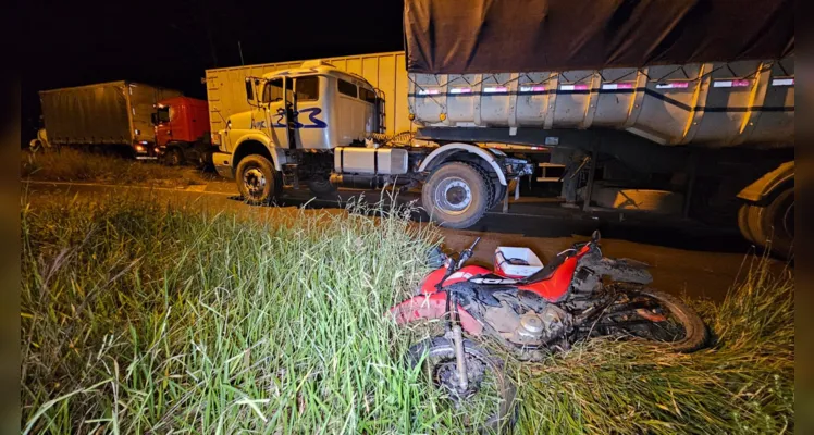 O motociclista, que vinha no sentido contrário da via, colidiu contra o caminhão.
