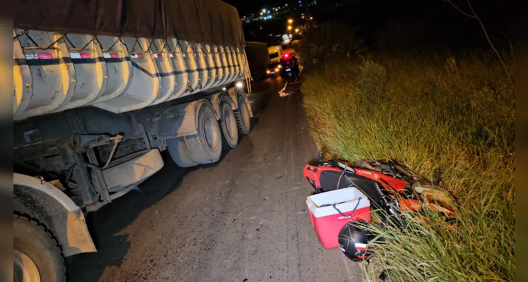 O motociclista, que vinha no sentido contrário da via, colidiu contra o caminhão.