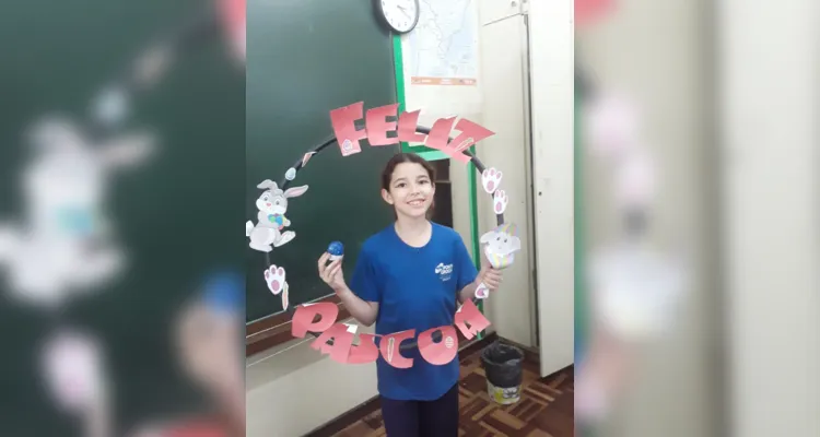 Orgulhosos, os alunos posaram com seus ovos coloridos ao final da atividade.