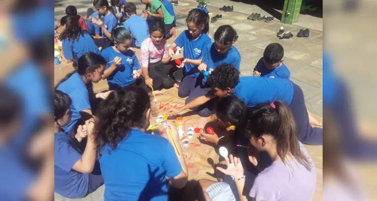 A proposta contou com o empenho e colaboração de toda a turma, além da participação da professora e diretora da escola.