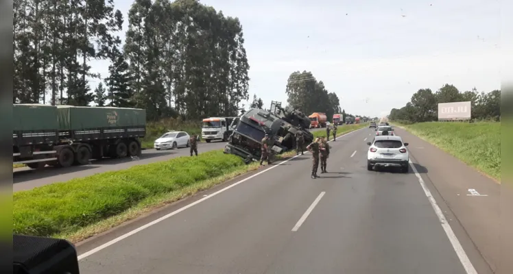 O caminhão transportava um tanque blindado da corporação. 