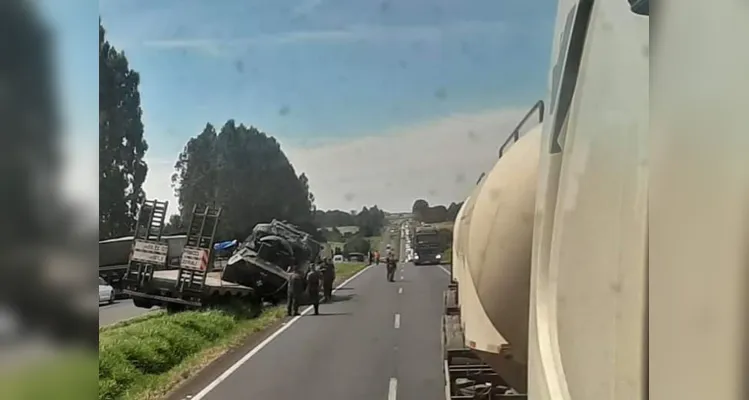 O caminhão transportava um tanque blindado da corporação. 