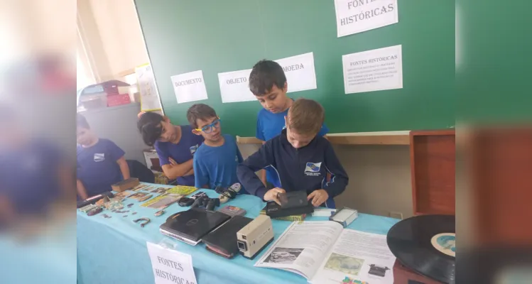 Após uma série de estudos e atividades, a turma organizou uma exposição de objetos e fontes históricas para as demais turmas da escola.