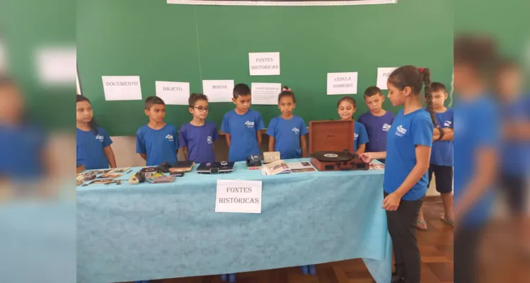 Após uma série de estudos e atividades, a turma organizou uma exposição de objetos e fontes históricas para as demais turmas da escola.