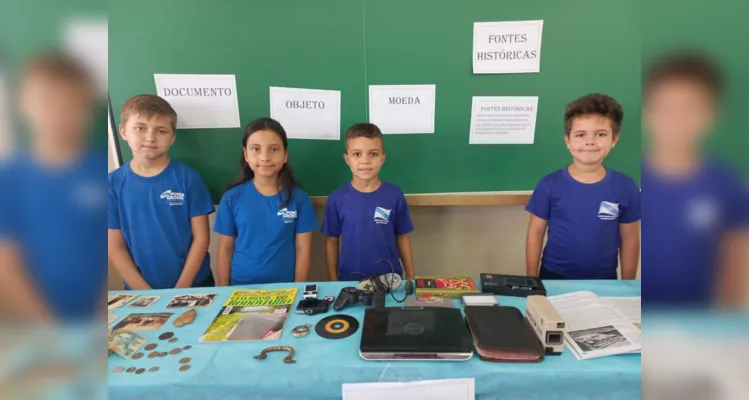 Após uma série de estudos e atividades, a turma organizou uma exposição de objetos e fontes históricas para as demais turmas da escola.