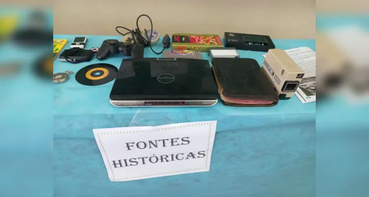 Após uma série de estudos e atividades, a turma organizou uma exposição de objetos e fontes históricas para as demais turmas da escola.