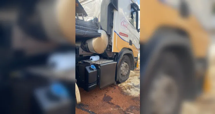 A carga acabou se deslocando para a frente e atingindo o tanque de combustível do veículo