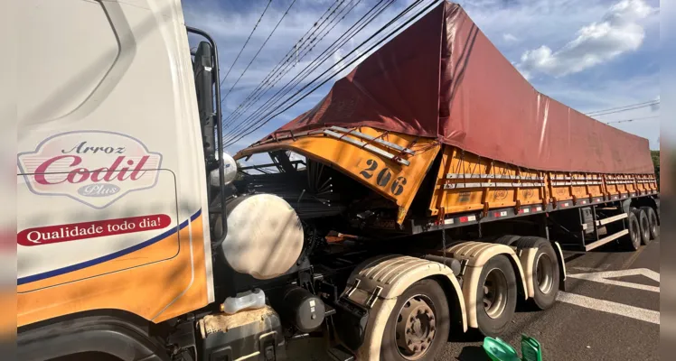 A carga acabou se deslocando para a frente e atingindo o tanque de combustível do veículo