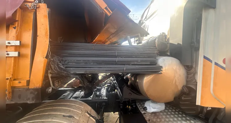 A carga acabou se deslocando para a frente e atingindo o tanque de combustível do veículo