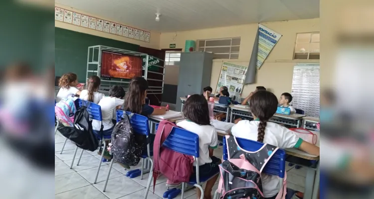 Recursos tecnológicos ampliaram o estudo da temática junto à classe.