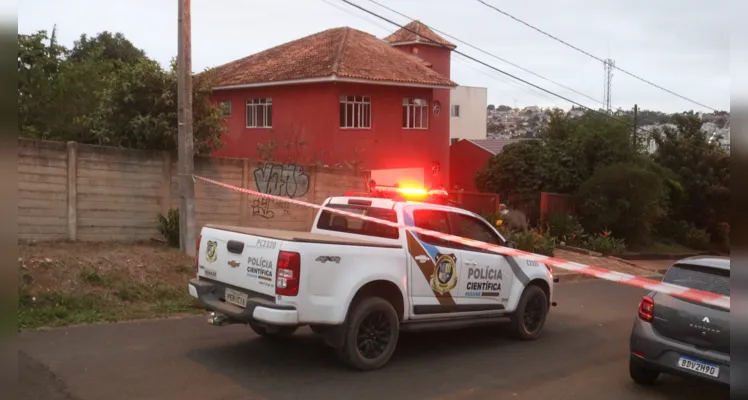 Vítima tinha um ferimento por arma de fogo na região do peito e um corte na região do pescoço.