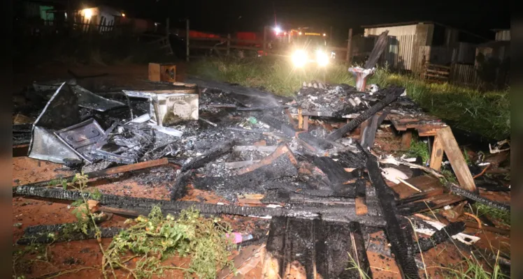 Residência é destruída por um incêndio em Ponta Grossa |