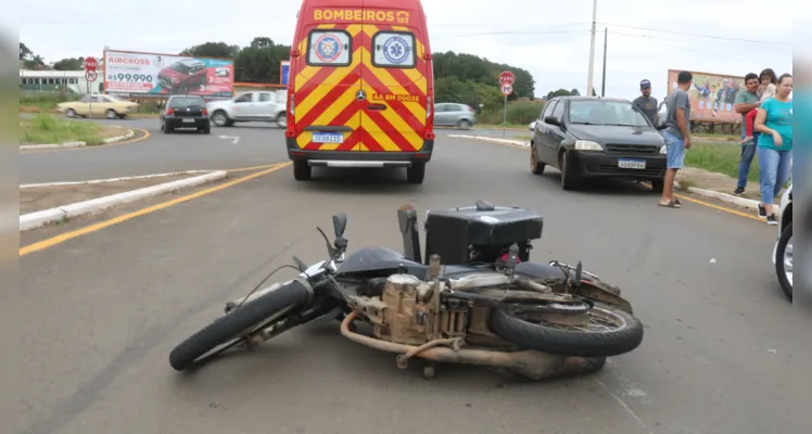 Colisão envolveu uma motocicleta Honda e um Nissan March