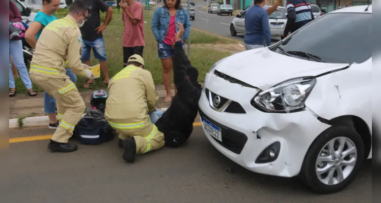 Colisão envolveu uma motocicleta Honda e um Nissan March