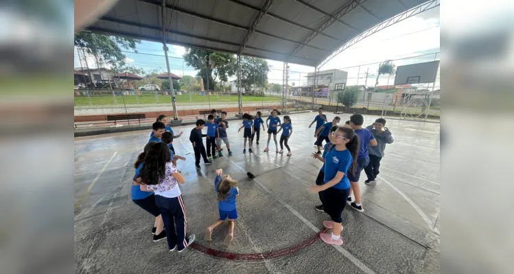 Além dos estudos teóricos, a turma realizou passos e pode perceber na prática como a dança pode ser uma atividade divertida.