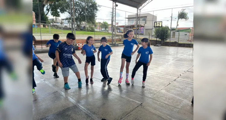 Além dos estudos teóricos, a turma realizou passos e pode perceber na prática como a dança pode ser uma atividade divertida.