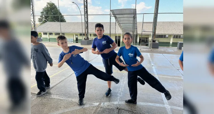 Além dos estudos teóricos, a turma realizou passos e pode perceber na prática como a dança pode ser uma atividade divertida.